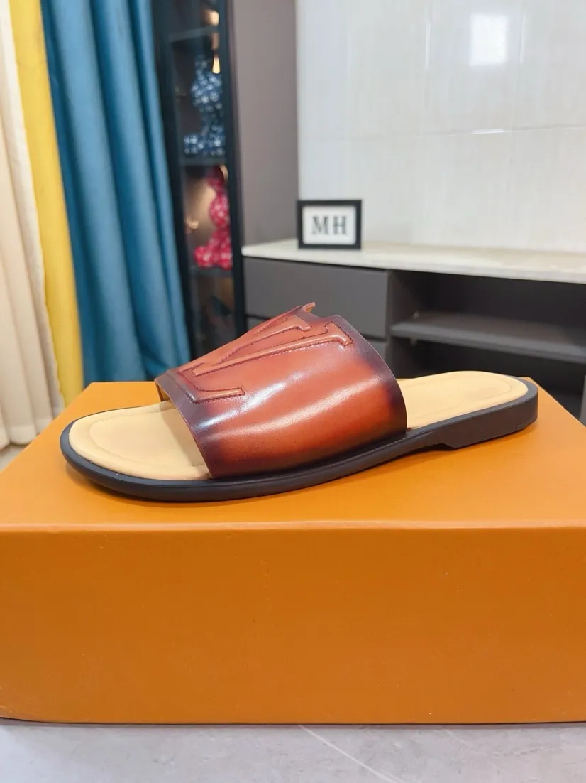 Men's men's shoes 💰360🌸🌸LV medium men's spring and summer slippers counter synchronization. The uppers are imported from Italy with open edge beads and color-changing logo graphics. High-quality craftsmanship. Soles: Original soles specially provided by the original factory. Exclusive molded soles are super comfortable. Original factory single goods. 🔍🔍High quality. You can enter and exit the counter at will. Welcome to compare. Size 38-45